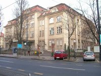 Draškovićeva ulica 19. Traumatološka bolnica u Zagrebu 2025. godine  Klinika za traumatologiju KBC-a „Sestre milosrdnice“ jedina je klinika u Republici Hrvatskoj specijalizirana za zbrinjavanje traumatoloških i ortopedskih bolesnika. Početkom rada Klinike za traumatologiju smatra se otvorenje ratne bolnice, u kojoj su, u prostorijama Više djevojačke škole u Draškovićevoj ulici 19. u Zagrebu smještani i liječeni ranjenici iz Prvoga svjetskoga rata. U međuratnom razdoblju u tim prostorijama djeluje Prva kirurška klinika Medicinskoga fakulteta u Zagrebu. Po završetku Drugoga svjetskoga rata, točnije 16. kolovoza 1948. osnovana je Traumatološka bolnica, koja odlukom Znanstveno-nastavnoga vijeća Medicinskoga fakulteta Sveučilišta u Zagrebu 1983. godine postaje Klinikom za traumatologiju Zagreb. Djelatnici Klinike aktivno sudjeluju u Domovinskom ratu formiranjem ratnih bolnica na prvim crtama bojišnice, a u Klinici je liječen veliki broj civilnih i bojnih ranjenika. Od 20. srpnja 2010. Klinika za traumatologiju djeluje u sklopu Kliničkog bolničkog centra Sestre milosrdnice u Zagrebu.